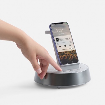 Bluetooth-колонка с беспроводной зарядкой и часами netEnergy, серая фото 