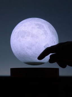 Левитирующая луна MoonFlight с деревянной подставкой фото 