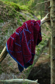 Полотенце In Leaf, большое, синее с бордовым фото 