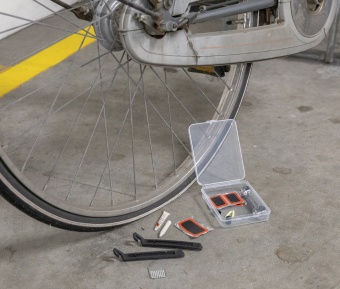 Компактный набор для ремонта велосипеда фото 