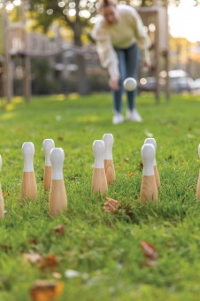 Деревянный набор для игры в боулинг на траве фото 