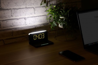 Часы настольные с беспроводным зарядным устройством Pitstop, черные фото 