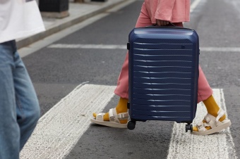 Чемодан Lightweight Luggage M, синий фото 