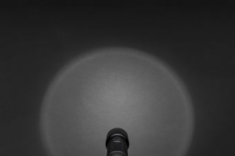 Мощный фонарь Gear X из переработанного алюминия RCS с аккумулятором, 10 Вт фото 
