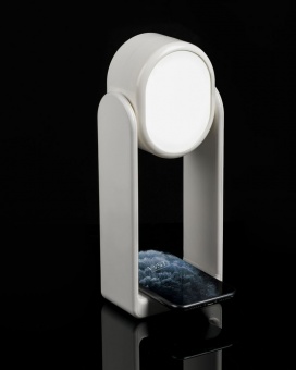 Настольная лампа с зеркалом и беспроводной зарядкой Tyro, белая фото 